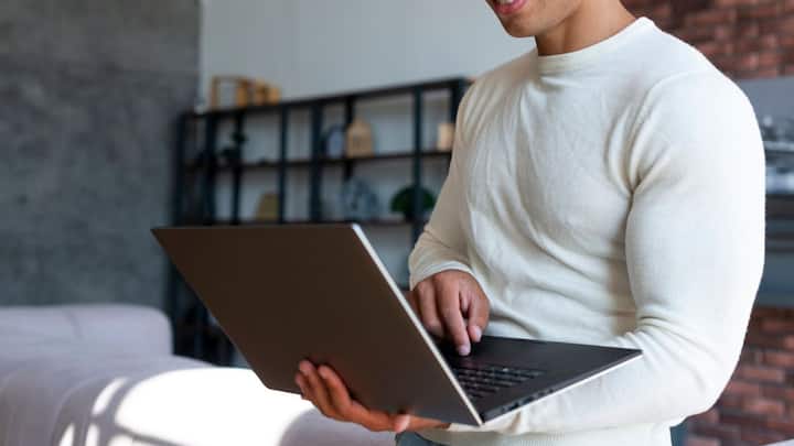 इसके बाद आपको 'Instant E-PAN' का ऑप्शन नजर आएगा उसपर क्लिक करना है. फिर आपको 'गेट न्यू ई-पैन' वाले ऑप्शन पर क्लिक करना होगा. इसके बाद आपको अपना आधार नंबर दर्ज करना होगा. आपके आधार में मोबाइल नंबर लिंक होना जरूरी है.