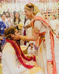 Sobhita-Naga Wedding Pics: वरमाला में की मस्ती, दूल्हे राजा को किया दुलार, नागा चैतन्य के प्यार में डूबी दिखीं शोभिता धुलिपाला