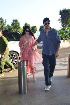 विक्की कौशल का हाथ थाम एयरपोर्ट पहुंचीं कैटरीना कैफ, पिंक सूट और काले चश्मे में फ्लॉन्ट किया देसी लुक, देखें तस्वीरें