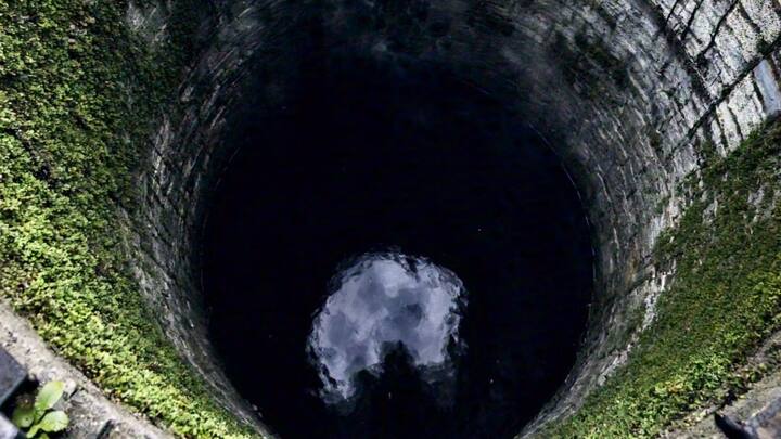 ये चीखें इतनी खतरनाक थीं कि कई घंटो से लोगों ने घरों से बाहर निकलना बंद कर दिया था और चौपाल पर यह चर्चा थी कि कुएं में किसी आत्मा ने वास कर लिया है