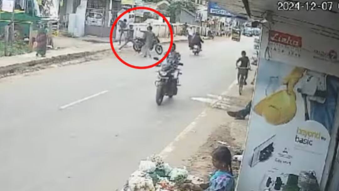 Thanjavur Murder : பட்டப்பகலில் நடந்த கொடூரம்.. மினி பேருந்து ஓட்டுநர் வெட்டிக்கொலை.. சாலைமறியலால் பரபரப்பு