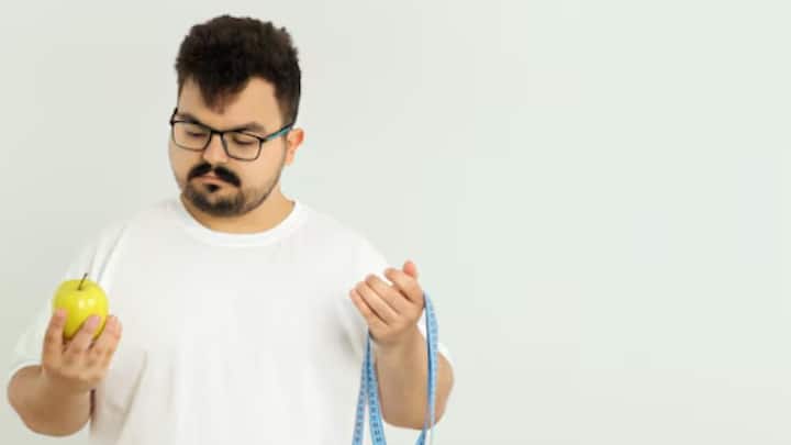 কিন্তু হঠাৎ করে মোটা থেকে রোগা হলে চামড়া ঝুলে যায়। এই সমস্যা থেকে মুক্তি পাবেন কী করে, জানুন।