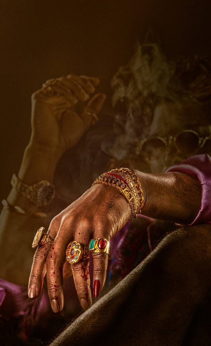 पुष्पा 2 ने सिर्फ 4 दिनों में ही सैक्निल्क के मुताबिक इंडिया में 500 करोड़ से ज्यादा का बिजनेस कर लिया है. फिल्म ने पिछले तीन दिनों में लियो, पीके, संजू और जेलर जैसे फिल्मों की लाइफटाइम इनकम से ज्यादा कमाई कर ली थी. चौथे दिन तो पुष्पा 2 ने जिन फिल्मों का रिकॉर्ड ब्रेक किया वो ऑलटाइम ब्लॉकबस्टर मानी जाती हैं. इस लिस्ट में दो हॉलीवुड फिल्में भी शामिल हैं.