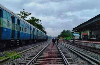 Flight Among Monkey Over Banana Delays Trains In Bihar's Samastipur