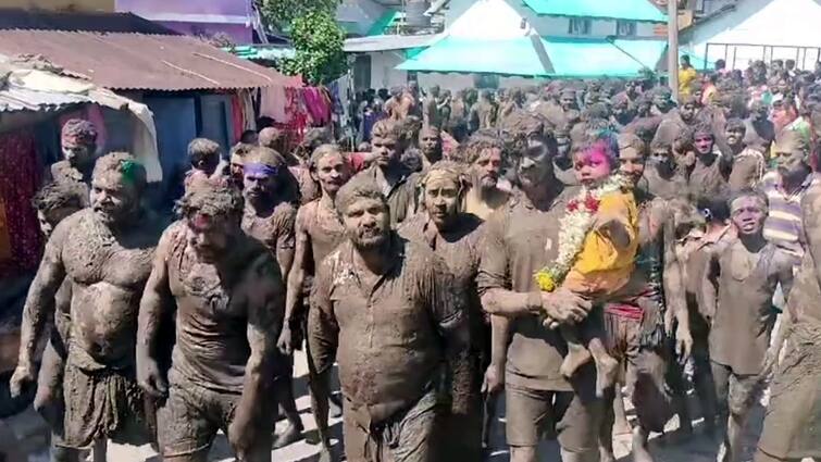 A bizarre festival was held by thousands of men smearing mud on their bodies! Kodaikanal: உடலில் சேற்றை பூசிக்கொண்டு ஆயிரக்கணக்கான ஆண்கள் நடத்திய வினோத திருவிழா!