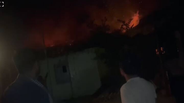 Parbhani Fire : परभणीच्या सेलुतील जलसंपदा विभाग कार्यालयात लोअर दुधना पाटबंधारे उपविभाग क्रमांक दोनला आज संध्याकाळी अचानक आग लागली.