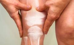 યુરિક એસિડ વધવા પર પગમાં જોવા મળે છે આ લક્ષણો, ઝડપથી કરાવો સારવાર