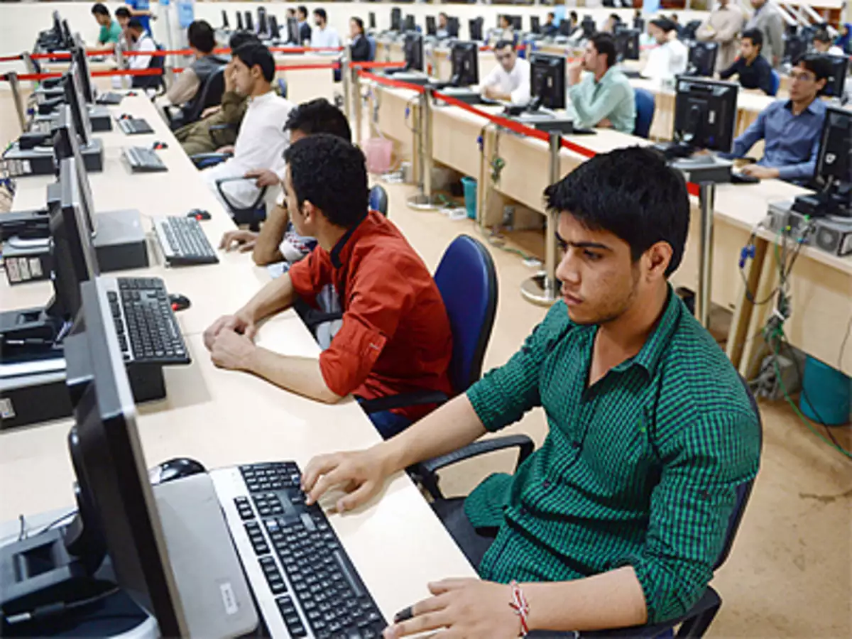 How is a company considered big in terms of net worth or number of employees कैसे बड़ी मानी जाती है कोई कंपनी? नेटवर्थ या कर्मचारियों की संख्या के हिसाब से