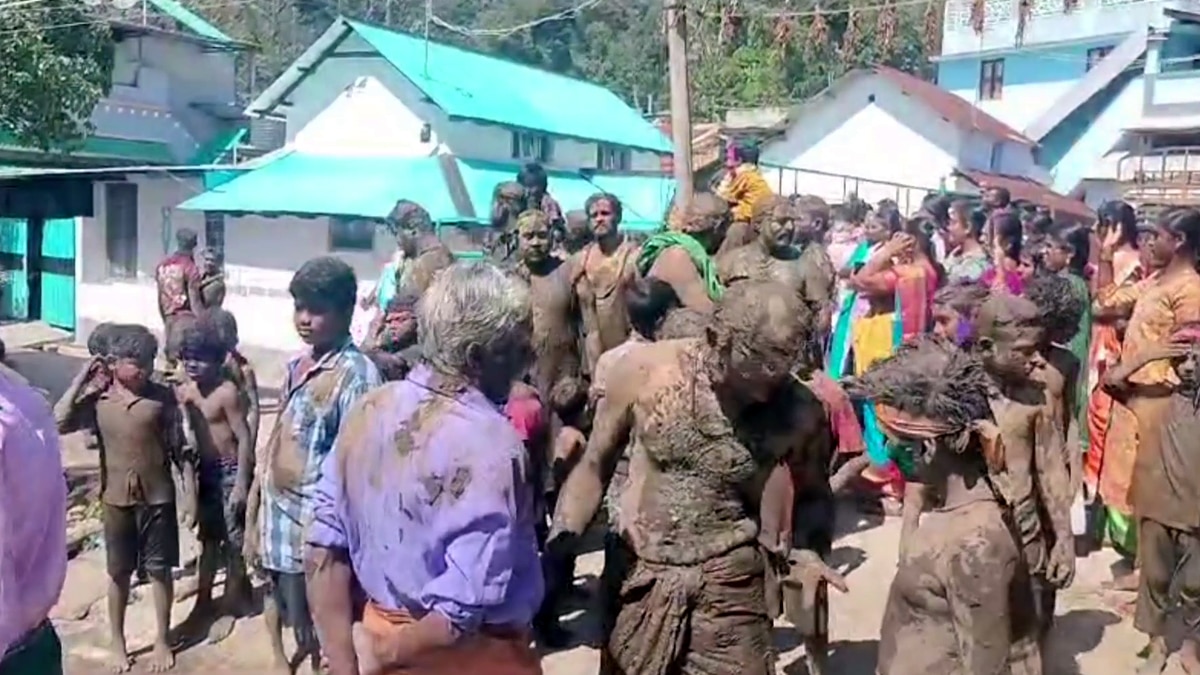 Kodaikanal: உடலில் சேற்றை பூசிக்கொண்டு ஆயிரக்கணக்கான ஆண்கள் நடத்திய வினோத திருவிழா!