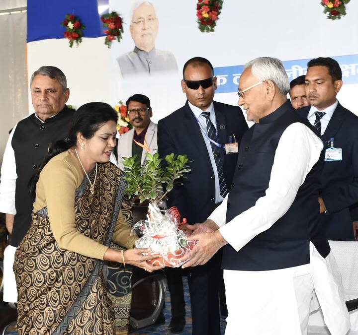 उन्होंने कहा कि जल और हरियाली के बीच ही जीवन सुरक्षित है, जिसे ध्यान में रखते हुए हमलोगों ने जल-जीवन-हरियाली अभियान की शुरूआत कराई. पर्यावरण को संरक्षित रखना हम सभी का दायित्व है.