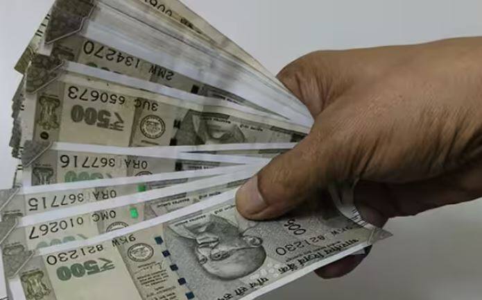 ਸਰਕਾਰ ਵੱਲੋਂ ਕਿਸਾਨਾਂ ਨੂੰ 6000 ਰੁਪਏ ਸਾਲਾਨਾ ਦਿੱਤੇ ਜਾਂਦੇ ਹਨ। ਸਰਕਾਰ ਵੱਲੋਂ 2,000 ਰੁਪਏ ਦੀਆਂ ਤਿੰਨ ਕਿਸ਼ਤਾਂ ਵਿੱਚ ਦਿੱਤਾ ਜਾਂਦਾ ਹੈ। ਸਕੀਮ ਤਹਿਤ ਹੁਣ ਤੱਕ 18 ਕਿਸ਼ਤਾਂ ਜਾਰੀ ਕੀਤੀਆਂ ਜਾ ਚੁੱਕੀਆਂ ਹਨ। ਹੁਣ ਕਿਸਾਨ 19ਵੀਂ ਕਿਸ਼ਤ ਦੀ ਉਡੀਕ ਕਰ ਰਹੇ ਹਨ।