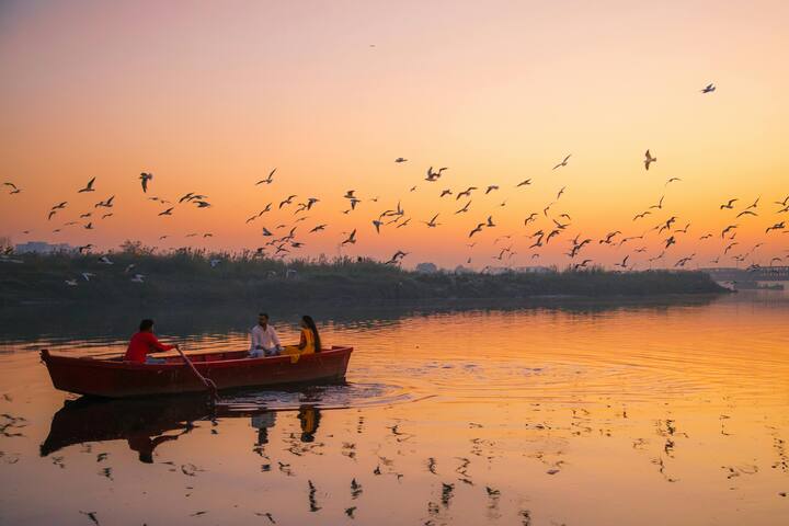 साहिबी नदी का इतिहास काफी पुराना है. यह नदी दिल्ली के प्राचीन शहरों में से एक, तिलक नगर से निकलती थी और यमुना नदी में मिल जाती थी. इस नदी के किनारे कई प्राचीन मंदिर और मस्जिदें स्थित थीं, जो इस बात का प्रमाण हैं कि यह नदी धार्मिक दृष्टि से भी महत्वपूर्ण थी.