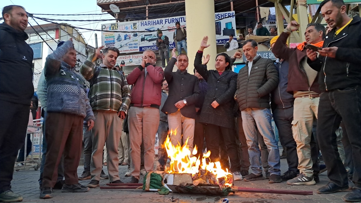 शिमला में हिंदू संगठनों ने निकाला बांग्लादेश का जनाजा, संजौली चौक पर किया आग के हवाले 