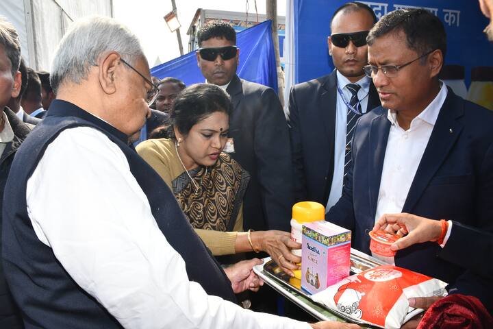 निरीक्षण के क्रम में मुख्यमंत्री ने दिव्यांग सशक्तीकरण छात्र योजना के तहत बैट्री चालित ट्राई साइकिल की चाभी लाभुकों को प्रदान किया.