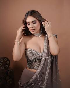 Neha Malik PHOTO: સાડીમાં સુંદર લાગે છે નેહા મલિક, અભિનેત્રીનો દેશી લુક તમારુ દિલ જીતી લેશે