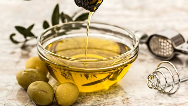 5. Olive Oil: With its antioxidant rich properties, Olive Oil repairs and hydrates the dry skin. It prevents moisture loss and leaves the skin soft and supple. (Image Source: Canva)