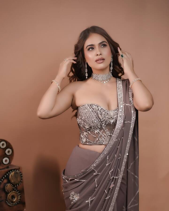 ભોજપુરી અભિનેતા ખેસારી લાલની ગર્લફ્રેન્ડ તરીકે લોકપ્રિય બનેલી અભિનેત્રી નેહા મલિકે તેની લેટેસ્ટ તસવીરોથી ઈન્સ્ટાગ્રામ પર હંગામો મચાવ્યો છે.