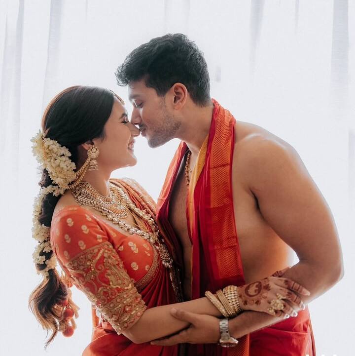 தற்போது மலையாளம் தமிழ் என இரு மொழிகளிலும் ஹீரோவாக நடித்து வருகிறார். கடைசியாக தமிழில் இவர் நடிகர் தனுஷுக்கு தம்பியாக ன் நடித்து வெளியான, ராயன் திரைப்படம் மிகப்பெரிய வெற்றி பெற்றது. திருமண வாழ்க்கையில் இணைந்துள்ள காளிதாஸ் ஜெயராம் மற்றும் தாரிணி ஜோடியின் திருமண புகைப்படங்கள் வைரலாகி வரும் நிலையில், ரசிகர்கள் வாழ்த்துக்களையும் தெரிவித்து வருகிறார்கள்.