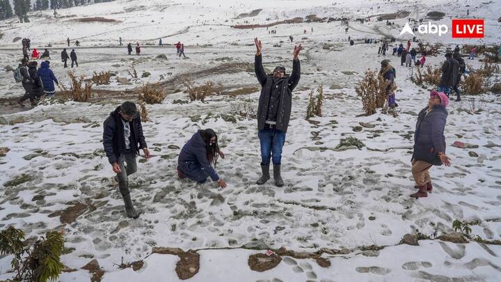 दिल्ली एनसीआर में आज (8 दिसंबर, 2024) कुछ जगहों पर हल्की फुल्की बारिश हो सकती है. वहीं 9 दिसंबर के बाद पश्चिमी विभोक्ष जैसे आगे निकलेगा उत्तर पूर्वी भारत में शीतलहर की स्थिति आ सकती है.