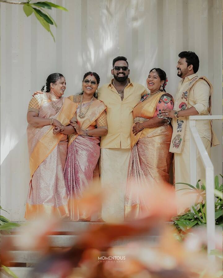 தற்போது இந்திரஜா ஏழு மாத கர்ப்பிணியாக உள்ள நிலையில், அவருக்கு பெற்றோர் மற்றும் கணவர் வீட்டார் வளைகாப்பு நடத்தி அழகு பார்த்துள்ளனர். இது குறித்த புகைப்படங்கள் தற்போது சமூக வலைதளத்தில் வெளியாகி உள்ளது. இவருடைய வளைகாப்பு நிகழ்ச்சியில், ஏராளமான பிரபலங்கள் மற்றும் குடும்ப நண்பர்கள் கலந்து கொண்டுள்ளனர். வழக்கமாக வளைகாப்பு நிகழ்ச்சியில், கலவை சாதங்கள் பரிமாறப்படும் நிலையில், இந்திரஜா ரோபோ ஷங்கர் வளைகாப்பில் கறி விருந்து கருக்கப்பட்டுள்ளது என்பது குறிப்பிடத்தக்கது.