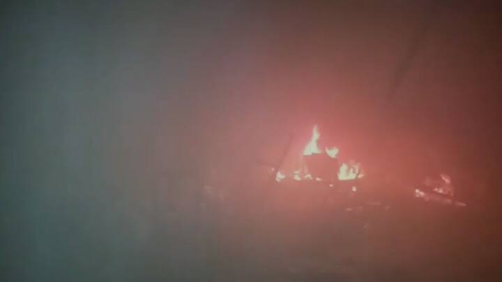 मात्र आगीने रौद्ररूप धारण केल्यामुळे या कार्यालयातील टेबल खुर्ची सह काही महत्त्वाचे कागदपत्रे ही जळून खाक झाले.