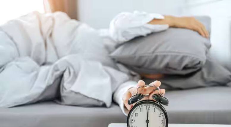 why do wake up 5 minutes before the alarm ਅਲਾਰਮ ਵੱਜਣ ਤੋਂ 5 ਮਿੰਟ ਪਹਿਲਾਂ ਕਿਉਂ ਖੁੱਲ੍ਹ ਜਾਂਦੀ ਨੀਂਦ ? ਜਾਣੋ ਇਸ ਬਾਰੇ ਕੀ ਕਹਿੰਦੀ ਸਾਇੰਸ