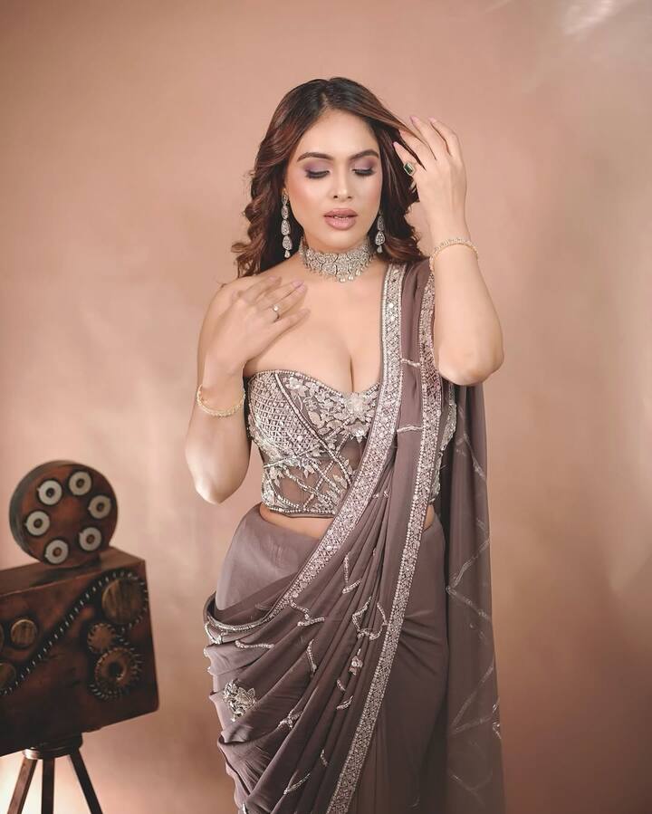 નેહા મલિકે ફરી એકવાર ચાહકો માટે પોતાની મનમોહક તસવીરો શેર કરી છે, જેને જોઈને ચાહકો નિસાસો નાખે છે.