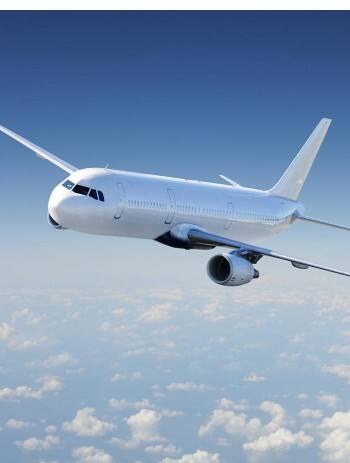 ਸੁਰੱਖਿਆ ਲਈ ਕੈਮਰਾ, ਪਰ ਹੋਈ ਦੁਰਵਰਤੋਂ ਕਾਕਪਿਟ ਦੇ ਦਰਵਾਜ਼ੇ 'ਤੇ ਲਾਈਵ ਕੈਮਰਾ ਲਗਾਇਆ ਗਿਆ ਹੈ, ਜਿਸ ਦਾ ਮਕਸਦ ਸੁਰੱਖਿਆ ਨੂੰ ਯਕੀਨੀ ਬਣਾਉਣਾ ਹੈ। ਇਸ ਕੈਮਰੇ ਤੋਂ ਲਾਈਵ ਫੀਡ ਦੇਖੀ ਜਾ ਸਕਦੀ ਹੈ, ਪਰ ਰਿਕਾਰਡਿੰਗ ਦੀ ਇਜਾਜ਼ਤ ਨਹੀਂ ਹੈ। ਇਸ ਦੇ ਬਾਵਜੂਦ, ਇੱਕ ਕਰੂ ਮੈਂਬਰ ਨੇ ਇੱਕ ਡਿਵਾਈਸ 'ਤੇ ਲਾਈਵ ਫੀਡ ਨੂੰ ਰਿਕਾਰਡ ਕੀਤਾ ਅਤੇ ਇਸਨੂੰ ਲੀਕ ਕਰ ਦਿੱਤਾ। ਫਿਲਹਾਲ ਇਹ ਸਪੱਸ਼ਟ ਨਹੀਂ ਹੈ ਕਿ ਰਿਕਾਰਡਿੰਗ ਕਿਸ ਨੇ ਕੀਤੀ ਪਰ ਘਟਨਾ ਸਪੱਸ਼ਟ ਤੌਰ 'ਤੇ ਏਅਰਲਾਈਨ ਦੇ ਦਿਸ਼ਾ-ਨਿਰਦੇਸ਼ਾਂ ਦੀ ਉਲੰਘਣਾ ਕਰਦੀ ਹੈ।