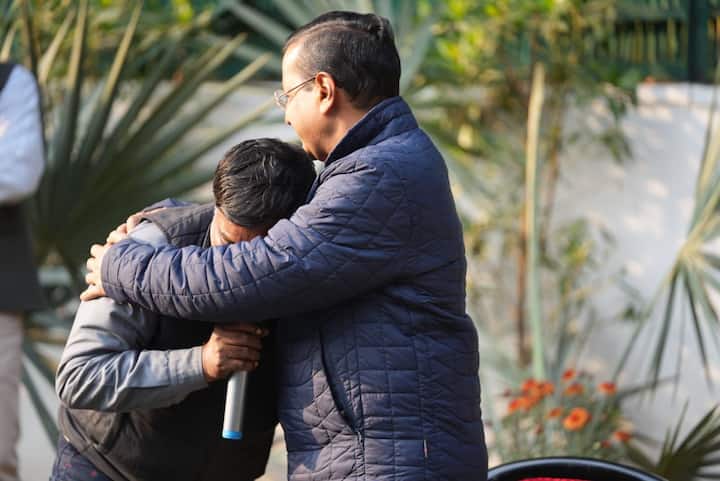 ऑटो चालक प्रभात कुमार ने बताया, फिर से एक बार केजरीवाल को लाना है. दिल्ली में ऑटो वालों को लिए इतना किसी ने नहीं सोचा, जितना केजरीवाल ने सोचा.