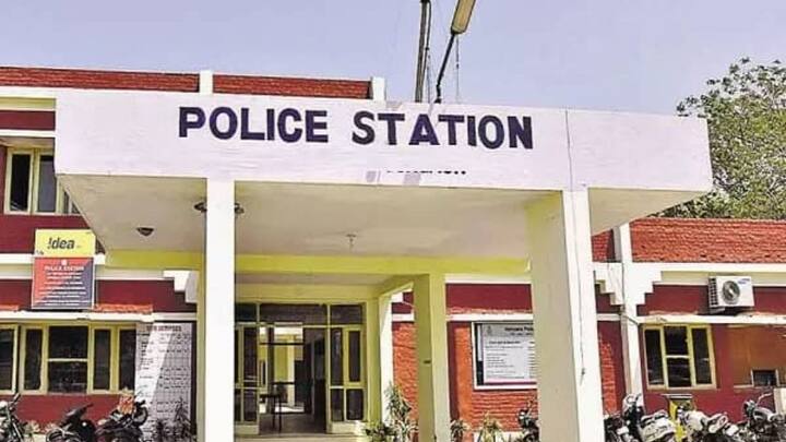 आपको इस तरह को स्कैमर्स से बचने के लिए कुछ बातों का खास तौर पर ध्यान रखना होता है. जब कोई आपको पुलिस वाला बनाकर या किसी भी सरकारी एजेंसी वाला बनाकर कॉल करता है और आपको लीगल कार्रवाई करने की धमकी देता है. तो आप तुरंत पुलिस स्टेशन जाएं और वहां जाकर कंप्लेंट दर्ज करवाएं. क्योंकि कोई भी पुलिस वाला और कोई भी सरकारी एजेंसी से जुड़ा अधिकारी कभी आपको धमकी नहीं देगा