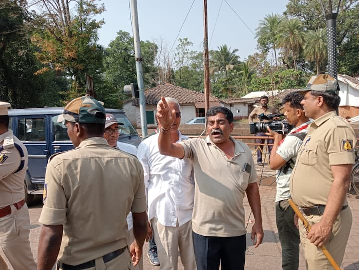 सकाळी 10.30 वाजताच माजी आमदार मनोहर किणेकर आणि कार्यकर्ते धर्मवीर संभाजी चौक परिसरात वेळेआधीच दाखल झाले. यावेळी जोरदार घोषणाबाजी करून समिती कार्यकर्त्यांनी साऱ्यांचे लक्ष वेधून घेतले.