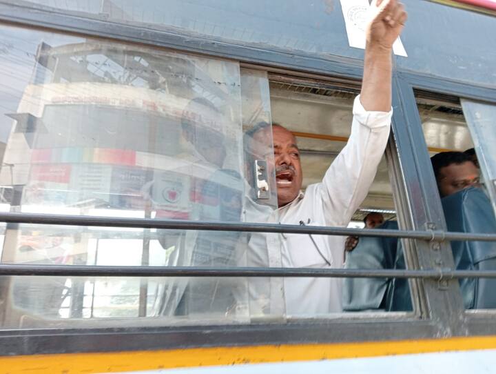 यावेळी वेगवेगळ्या दिशेने आणि थोड्या थोड्या वेळाने दाखल होणाऱ्या कार्यकर्त्यांना ताब्यात घेताना पोलिसांची मात्र चांगलीच तारांबळ उडाली. पोलिसांनी ताब्यात घेतलेल्या कार्यकर्त्यांना मारीहाळ पोलीस स्थानकात हलवले.