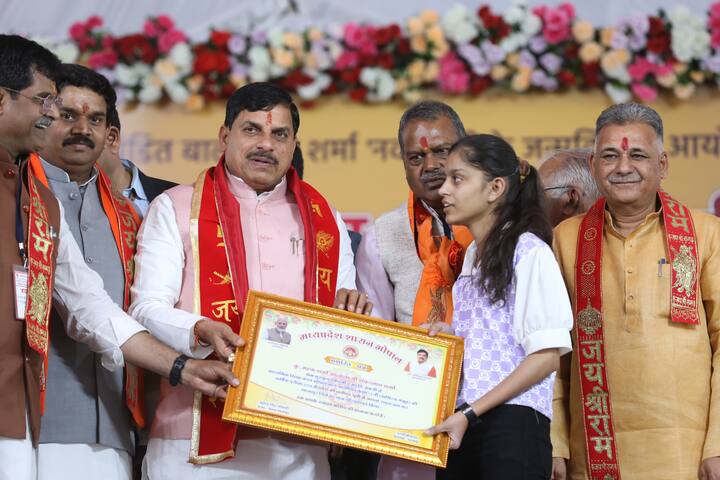 मुख्यमंत्री डॉ. मोहन यादव ने शाजापुर में 22 करोड़ 43 लाख 37 हजार लागत के 13 कार्यों का लोकार्पण एवं 27 करोड़ 58 लाख 64 हजार रूपये लागत के 11 कार्यों का भूमिपूजन, इस प्रकार कुल 50 करोड़ 2 लाख रूपये लागत के 24 कार्यों का भूमिपूजन एवं लोकार्पण किया.