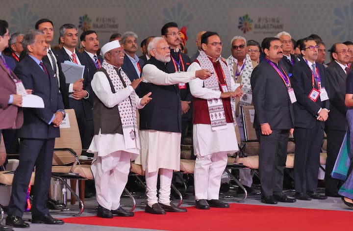 राजधानी जयपुर में आज से तीन दिवसीय 'राइजिंग राजस्थान ग्लोबल इन्वेस्टमेंट समिट' का आगाज हो गया है. प्रधानमंत्री नरेंद्र मोदी ने समिट का शुभारंभ किया. इस दौरान उन्होंने कई स्टाल और प्रदर्शनी का अवलोकन किया.