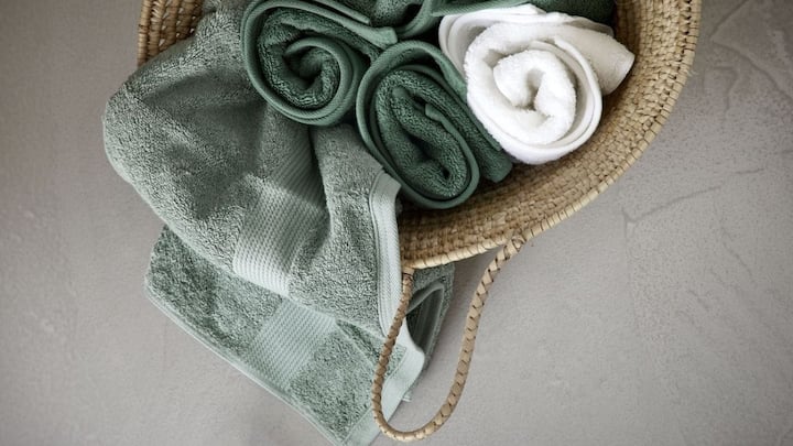 4. Pat Dry Your Skin: Pat dry your skin with a gentle towel instead of rubbing it vigorously. It will prevent irritation and will retain moisture. (Image Source: Pinterest/doinadoina90)