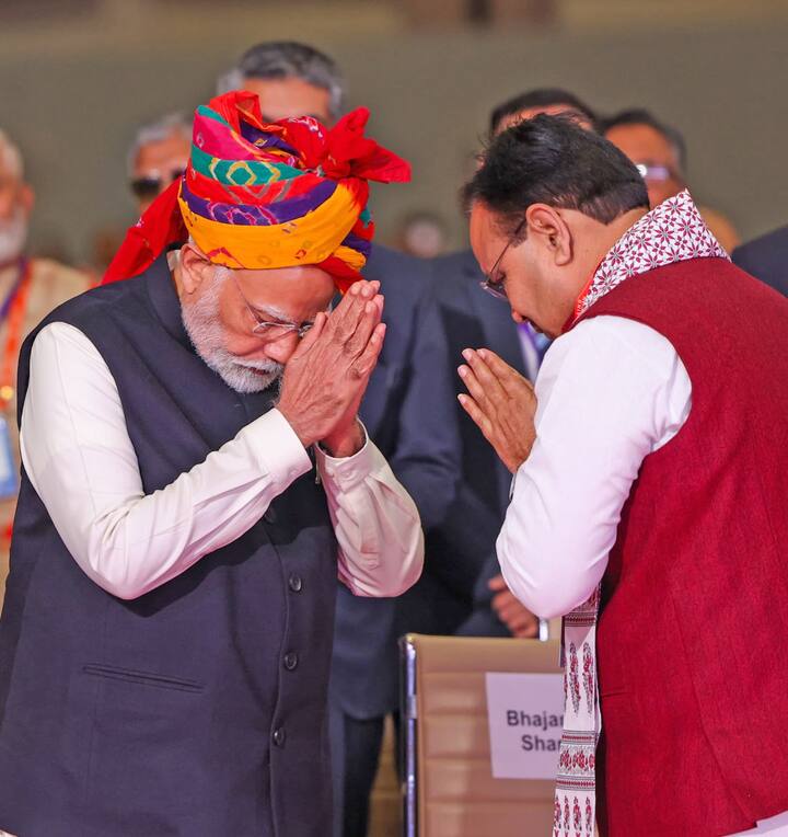 उन्होंने बताया कि बीजेपी सरकार ‘विकास भी, विरासत भी’ के मंत्र पर चल रही है. पीएम मोदी ने कहा कि राजस्थान के पास नेचुरल रिसोर्सेस का भंडार है. राजस्थान के पास आधुनिक कनेक्टिविटी का नेटवर्क है. एक संपर्क विरासत है. एक बहुत बड़ा लैंडमार्क है. साथ ही बहुत ही समर्पित युवा शक्ति भी है.