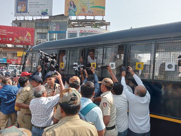 महाराष्ट्र एकीकरण समितीने बेळगावात सोमवार पासून सुरू होणाऱ्या कर्नाटक सरकारच्या विधिमंडळाच्या हिवाळी अधिवेशनाला विरोध करण्यासाठी धर्मवीर संभाजी चौक येथे सकाळी 11 वाजता महामेळावा आयोजित केला होता.