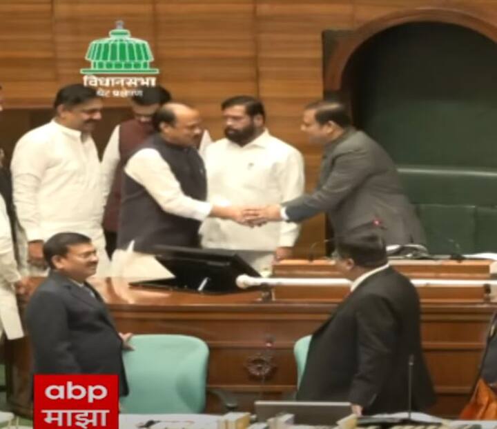 मुख्यमंत्री देवेंद्र फडणवीस, उपमुख्यमंत्री एकनाथ शिंदे, उपमुख्यमंत्री अजित पवार, शरद पवार गटाचे नेते जयंत पाटील, काँग्रेसचे नेते नाना पटोले हे राहुल नार्वेकरांना अध्यक्षपदाच्या दालनापर्यंत घेऊन गेले. यानंतर हात मिळवणी करत राहुल नार्वेकरांचे अभिनंदन देखील केले. (photo credit-Maharashtra vidhan sabha)