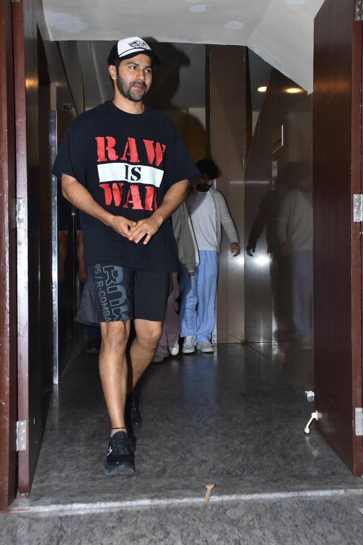 वरुण धवन ने पीवीआर से बाहर आने के बाद पैपराजी को कई सारे पोज भी दिए. एक्टर ने अपना लुक कैप के साथ कंपलीट किया.