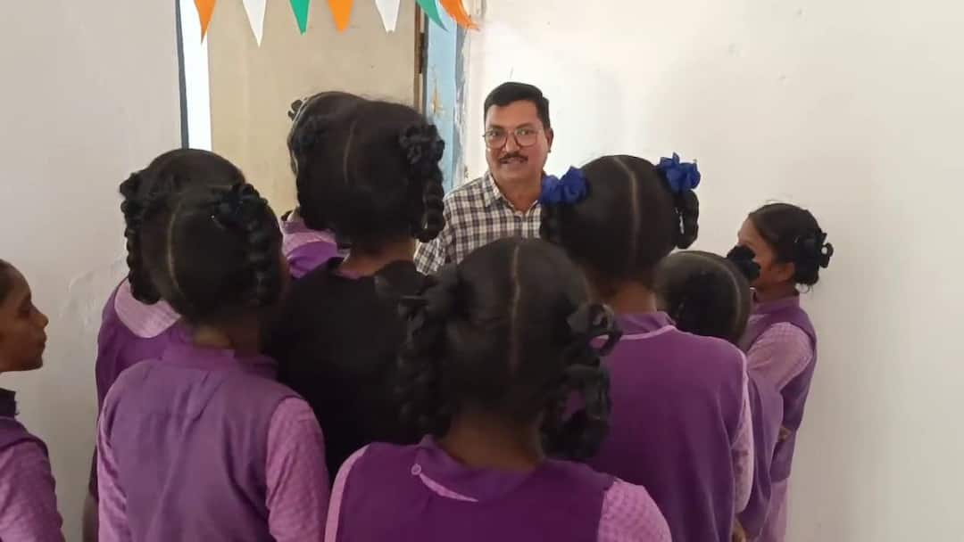 Girl Students complaints against Hostel Warden in Kothavalasa in Vizianagaram district AP News: వార్డెన్ తాగి కొడుతుంది, వార్డెన్ భర్త అసభ్యకరంగా ప్రవర్తిస్తున్నాడు- ధైర్యంగా బాలికల ఫిర్యాదు
