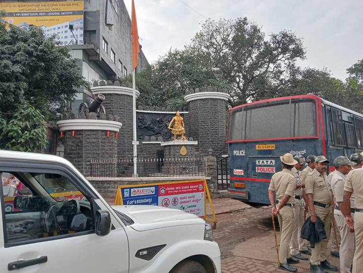मराठी भाषकांच्या महामेळाव्याला कन्नड पोलिसांनी परवानगी नाकारल्यानंतर जमावबंदीचा आदेश लागू केला होता.