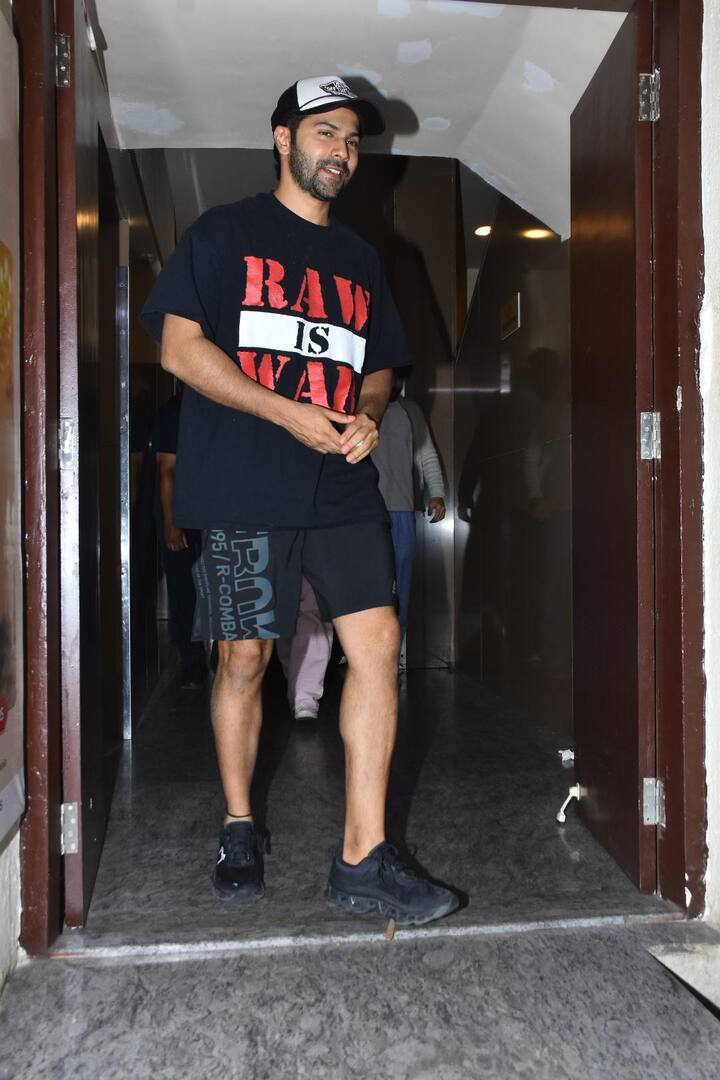 इनके अलावा वरुण धवन पीवीआर में एकदम कम्फी लुक में दिखे. उन्होंने ब्लैक टीशर्ट के साथ ब्लैक शॉर्ट्स पहने थे.