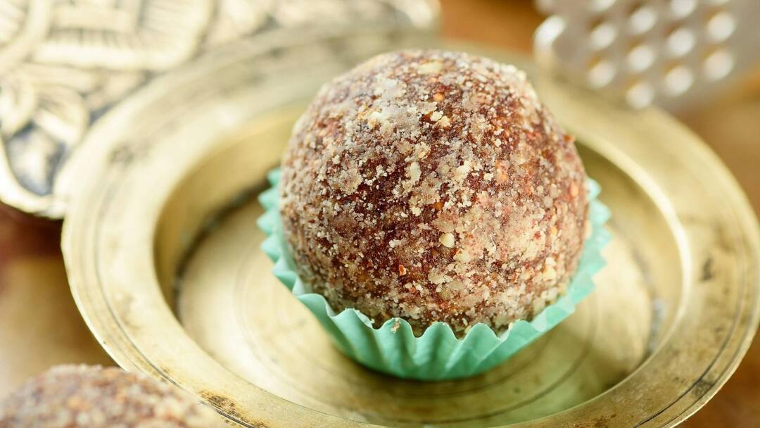 Immunity Booster Laddu: শীতের মরশুমে শরীরের তাপমাত্রা সঠিক মাত্রায় বজায় রাখতে খান লাড্ডু, কী কী দিয়ে তৈরি করবেন? Immunity Booster Laddu for Winter Season make you warm winter special dessert Immunity Booster Laddu: শীতের মরশুমে শরীরের তাপমাত্রা সঠিক মাত্রায় বজায় রাখতে খান লাড্ডু, কী কী দিয়ে তৈরি করবেন?