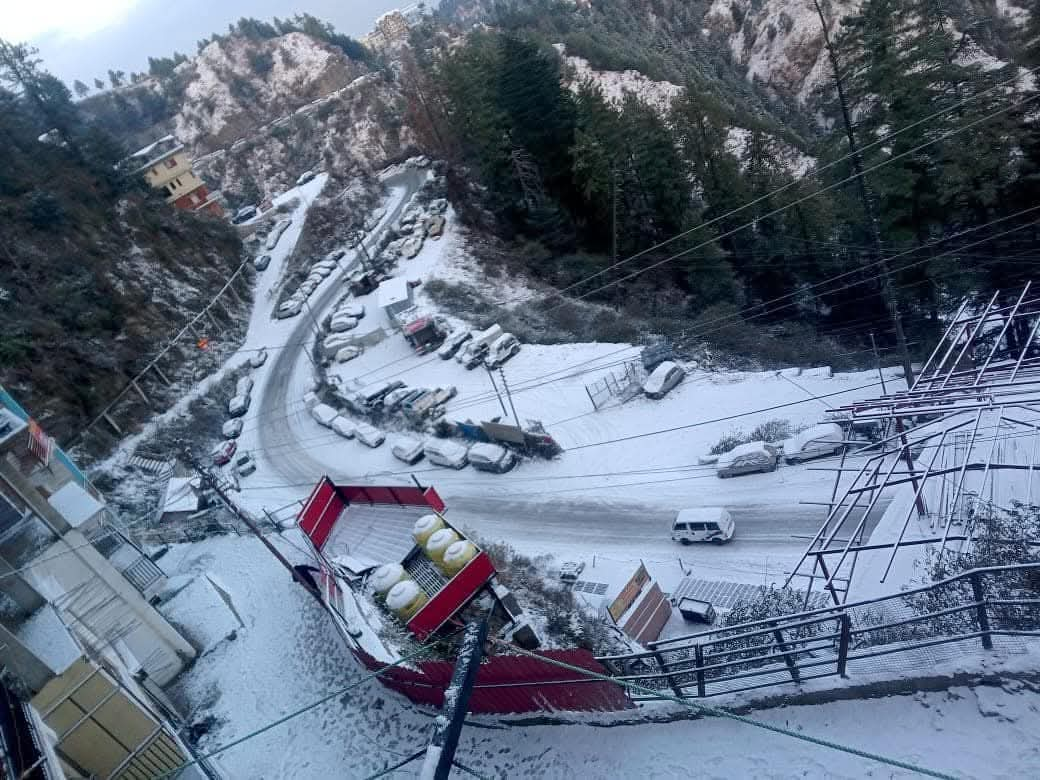 Himachal Snowfall: लाहौल-स्पीति मौसम की पहली बर्फबारी, सामने आईं सफेद चादर में ढंके हिमाचल की तस्वीरें