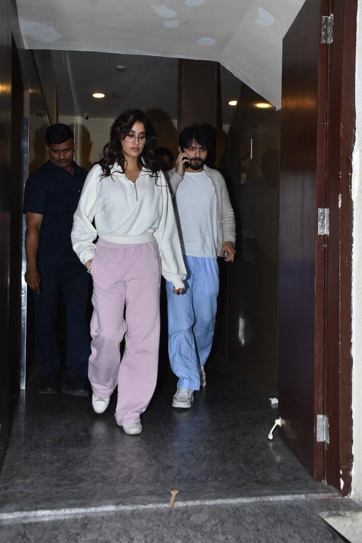 जाह्नवी कपूर और शिखर पहाड़िया की ये तस्वीरें मुंबई के पीवीआर की हैं. जहां दोनों काफी कूल लुक में नजर आए.