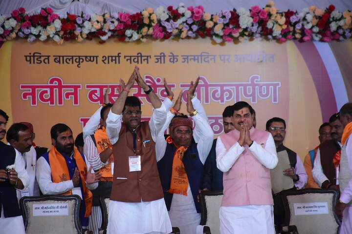 मुख्यमंत्री डॉ. यादव ने शाजापुर में बस स्टेण्ड के लोकार्पण समारोह को संबोधित करते हुए कहा कि प्रदेश में राज्य परिवहन निगम की बसें पुन: शुरू की जाएगी. नवनिर्मित बस स्टेण्ड में बनी दुकानों एवं हॉल से व्यापार व्यवसाय बढ़ेगा और आमजन को भी फायदा होगा. उन्होंने कहा कि व्यवस्थाओं के बलबूते पर सरकार के माध्यम से जनता से सरोकार रखने वाले सभी कार्यों एवं योजनाओं को जारी रखा जायेगा.