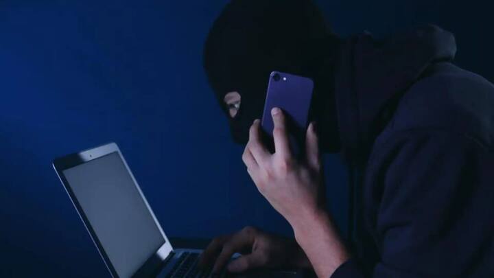 डिजिटल अरेस्ट एक नए तरह का स्कैम हैं. इसमें जिस शख्स के साथ ठगा जाता है. उसे वीडियो कॉल के जरिए कांटेक्ट करके डराया धमकाया जाता है और घंटे तक बल्कि कई केस में कई दिनों तक घर पर ही बिठाया जाता है. और इसी तरीके को डिजिटल अरेस्ट कहा जाता है.