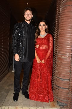 Aaliyah Wedding Party: प्री वेडिंग पार्टी में विदेशी दूल्हे शेन का हाथ थाम पहुंचीं आलिया कश्यप, खुशी ने देसी लुक से लगाए चार चांद