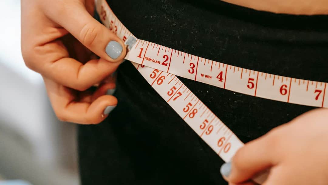 easy weight loss tips sustainable ways to lose weight fast Weight Loss Tips: খাবার সময় দূরে রাখুন ফোন, টিভি ছেড়ে মন দিন খাওয়ায়, দ্রুত কমবে ওজন