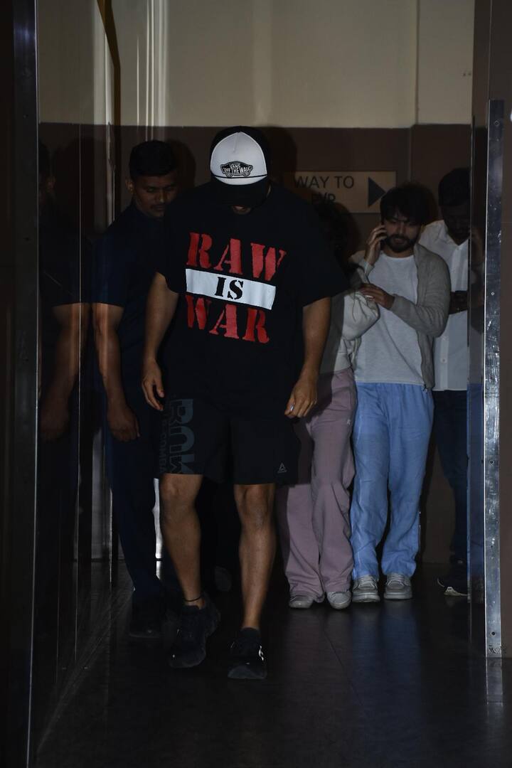 वरुण धवन इन दिनों अपनी अपकमिंग फिल्म ‘बेबी जॉन’ को लेकर चर्चा में हैं. जो जल्द बड़े पर्दे पर दस्तक देगी. वहीं फिल्म का ट्रेलर भी रिलीज होने वाला है.